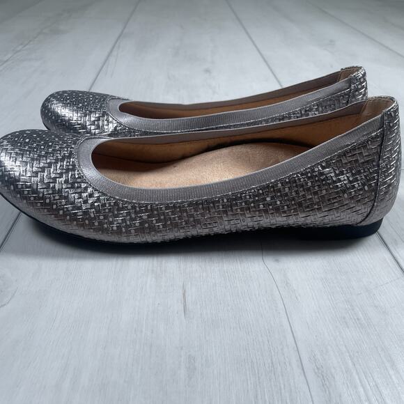 Vionic Women's 7.5 Anita Silver Woven Comfy Ballet Flats Slip On - Picture 2 of 9